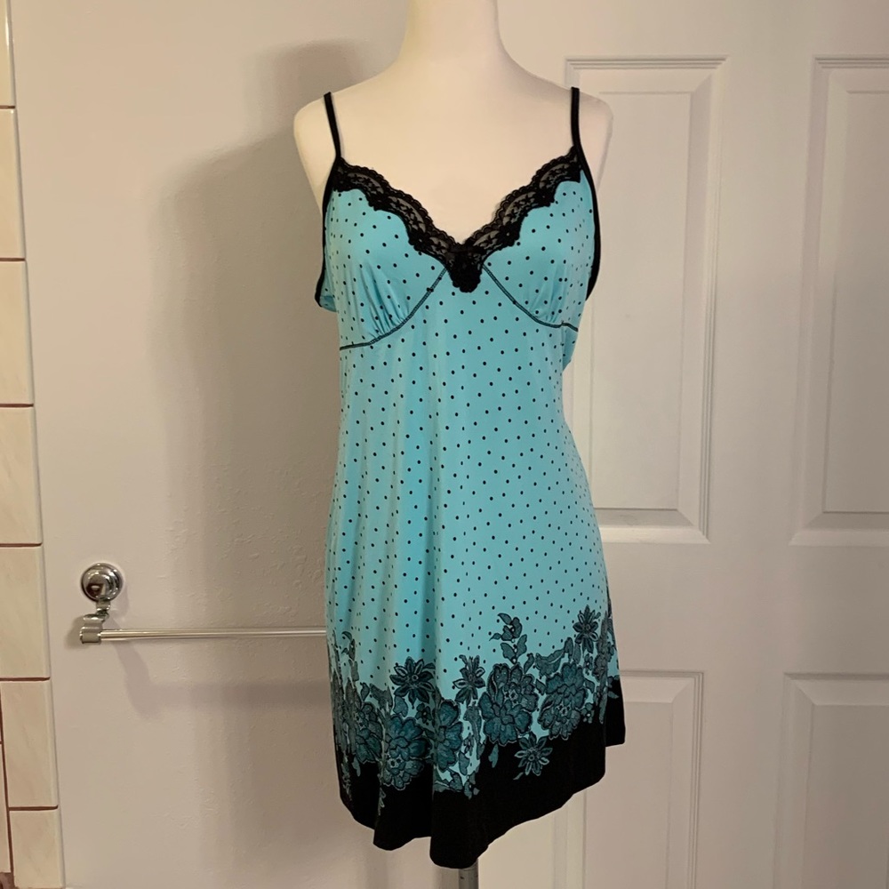 "apt 9"
Aqua Chemise with Black Dots & Black Lace
Size L
Like New